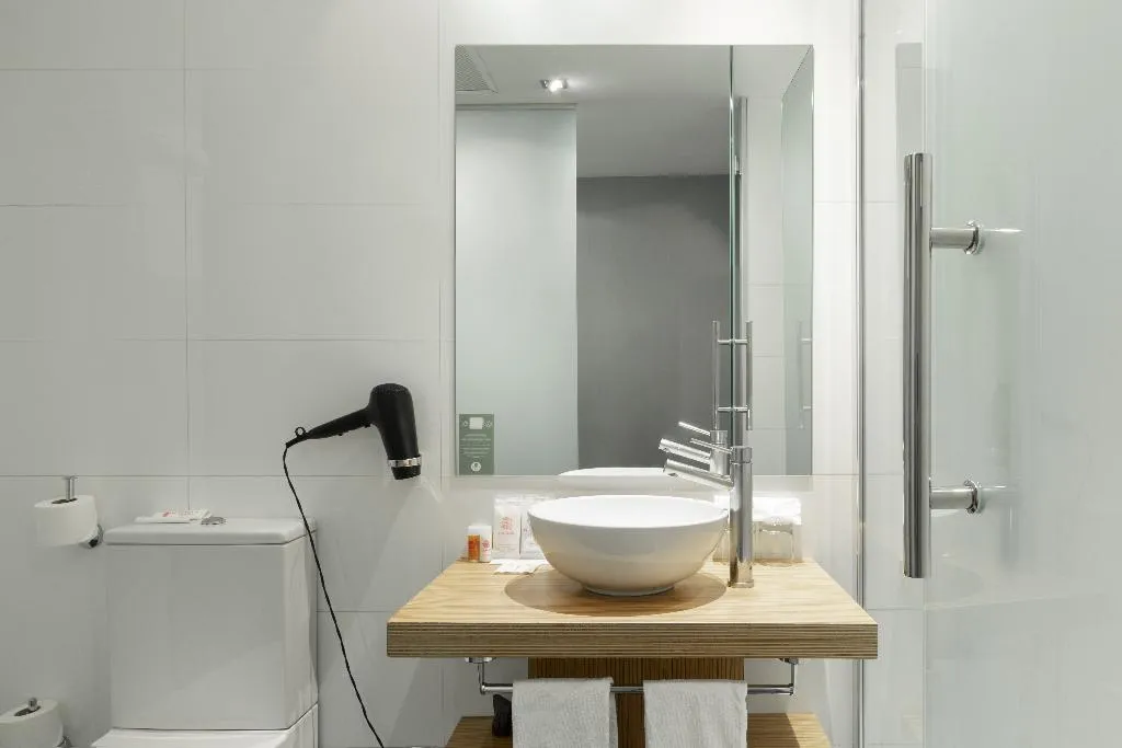 QUADRUPLE STANDARD Room, Petit Palace Tres Cruces Spain, Madrid