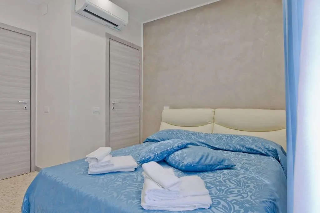 Room, Oscar 2, Naples