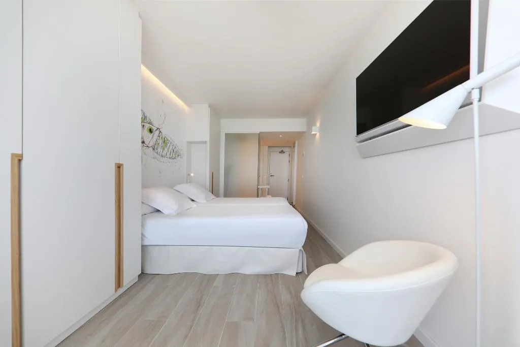 Double or Twin STANDARD Room, Iberostar Waves Bahía de Palma, Majorca