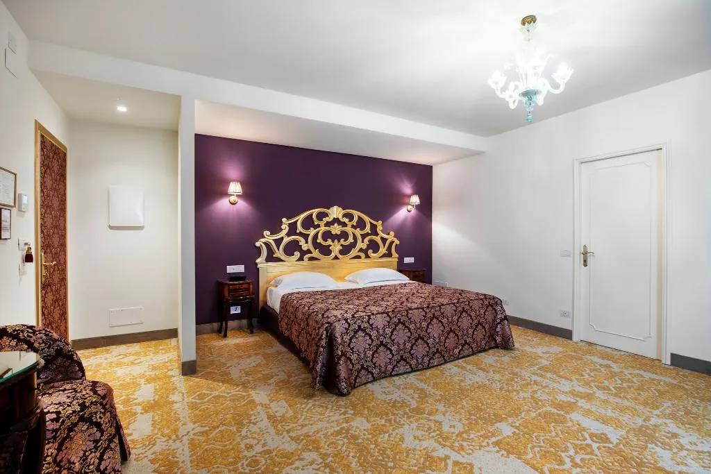 JUNIOR SUITE CAPACITY 3 Room, Giorgione Hotel, Venice