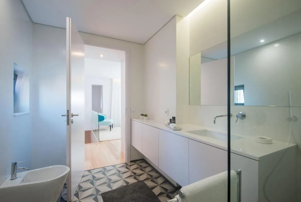 Room, Domum, Porto