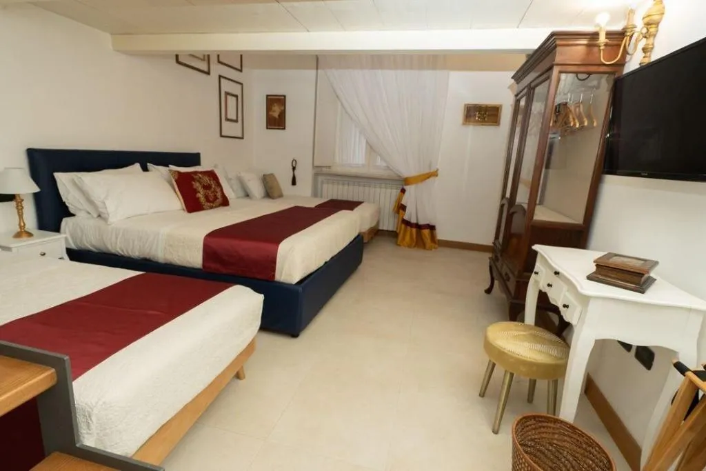 Room, Moon Luxury Rooms & Apartments, Naples