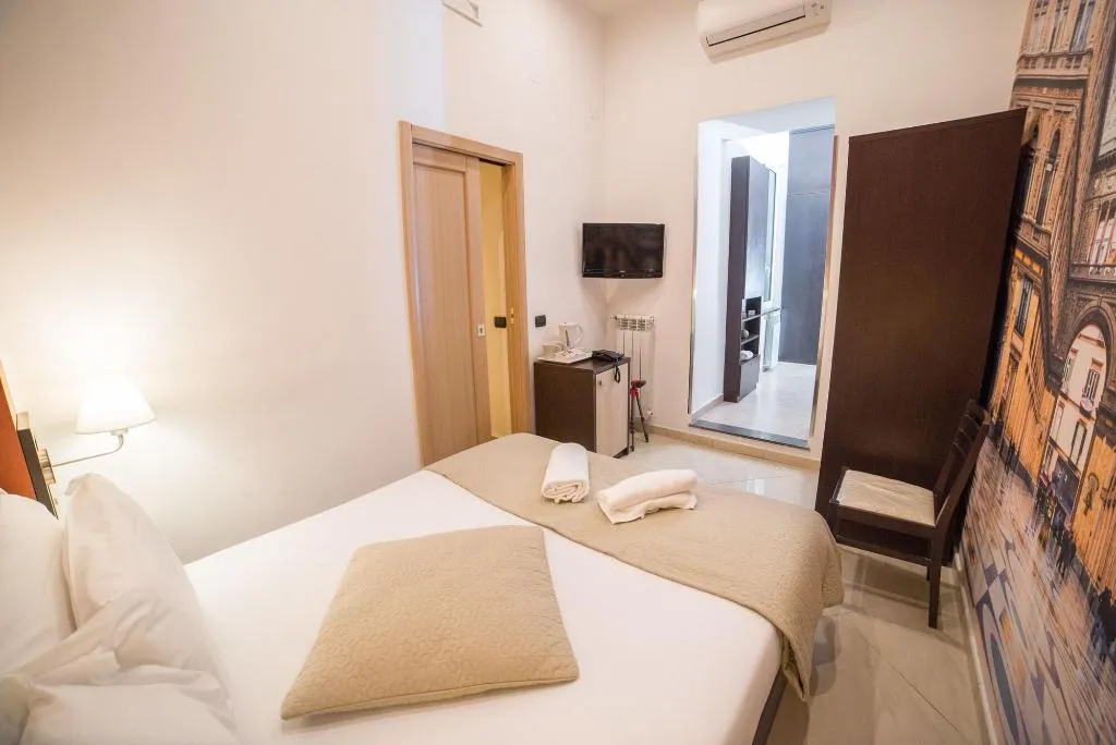 Room, Bed & Breakfast Chiaia 32, Naples