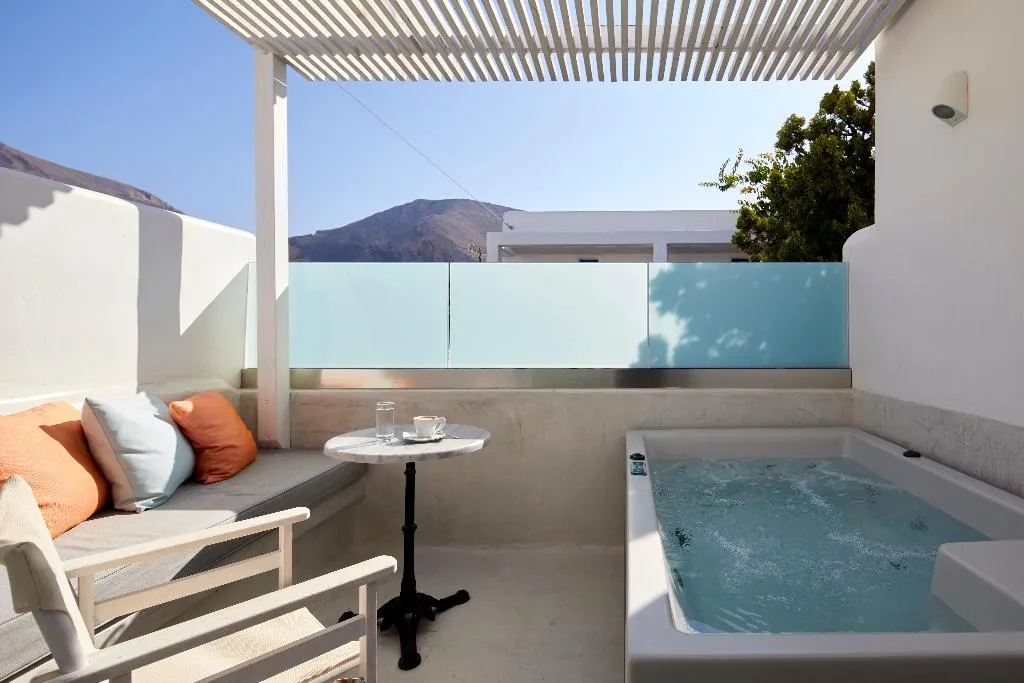 Room DELUXE WITH JACUZZI Room, Kouros Village, Santorini
