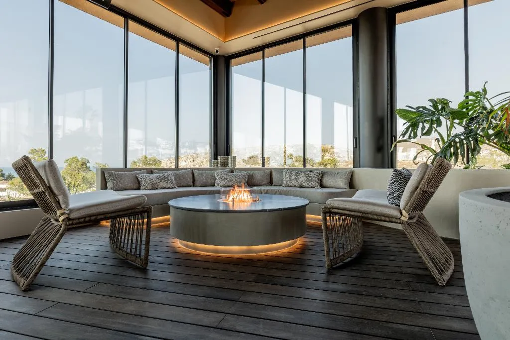 Lobby, Pnoe Breathing Life, Crete