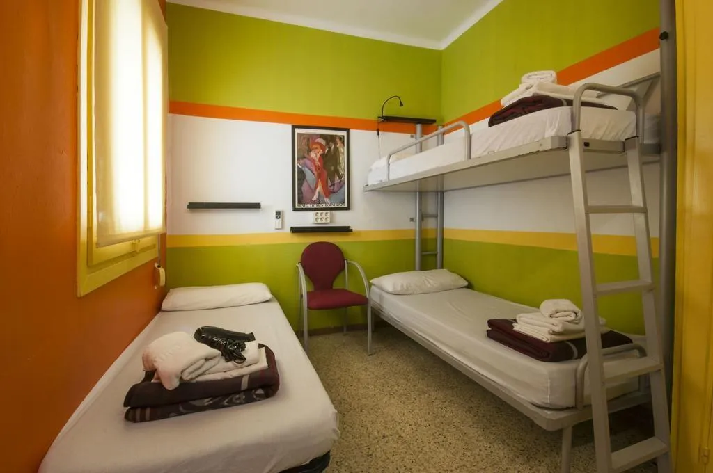 TRIPLE STANDARD Room, Hostel Albergue Studio, Barcelona