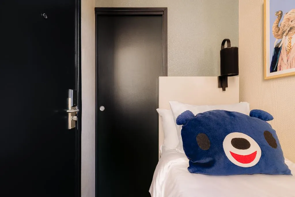 SINGLE ECONOMY Room, Leonardo Hotel Amsterdam Leidse Square, Amsterdam