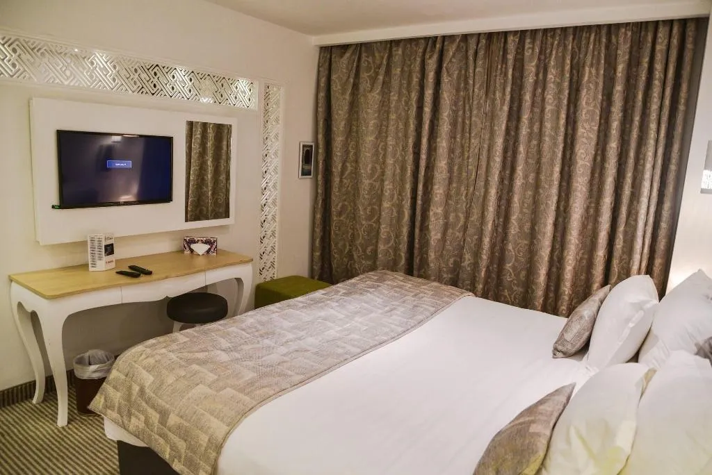 Room, Lac Leman, Tunisia