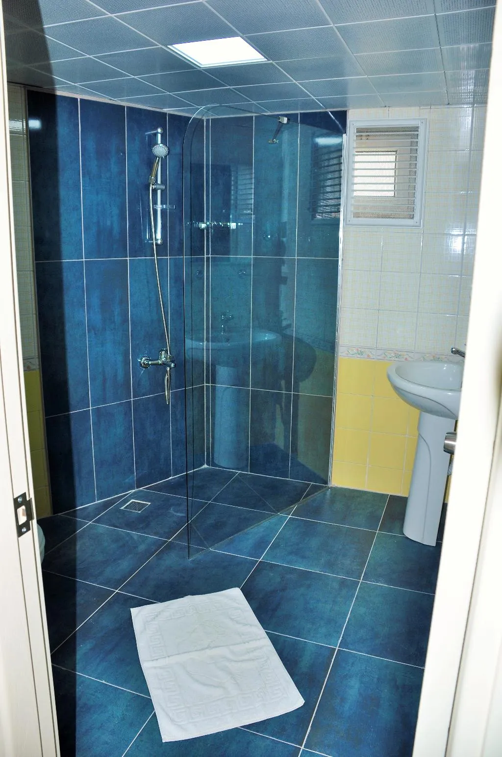 Room, Seren Sari, Dalaman