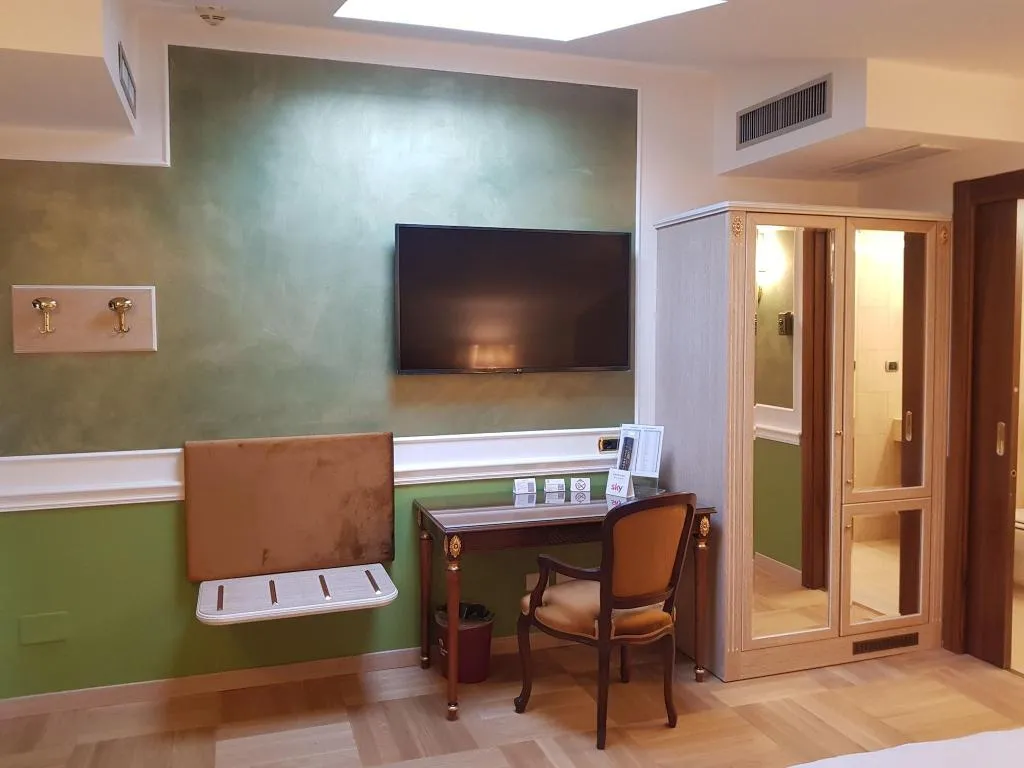 Room, Santa Barbara, Milan