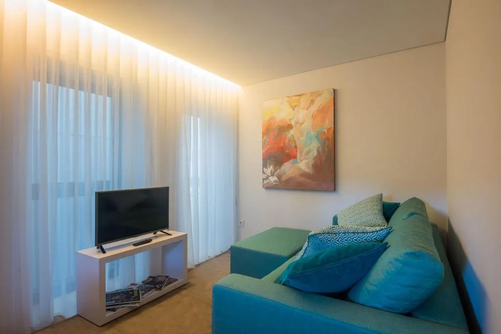 Room, Domum, Porto