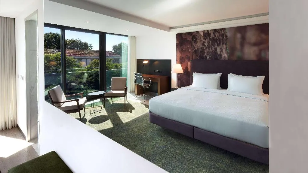FAMILY ROOM KING SIZE BED Room, Doubletree by Hilton Lisbon - Fontana Park, Lisbon