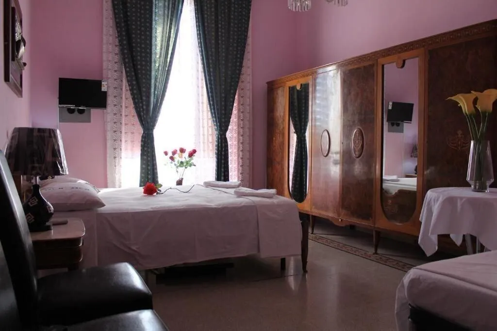 Room, Ave Popolo, Naples