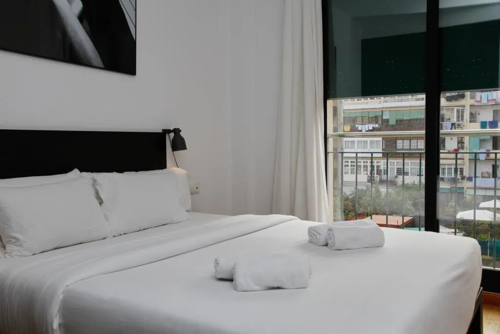 APARTMENT CAPACITY 5 TWO BEDROOMS Room, L'Aragó by The Streets, Barcelona