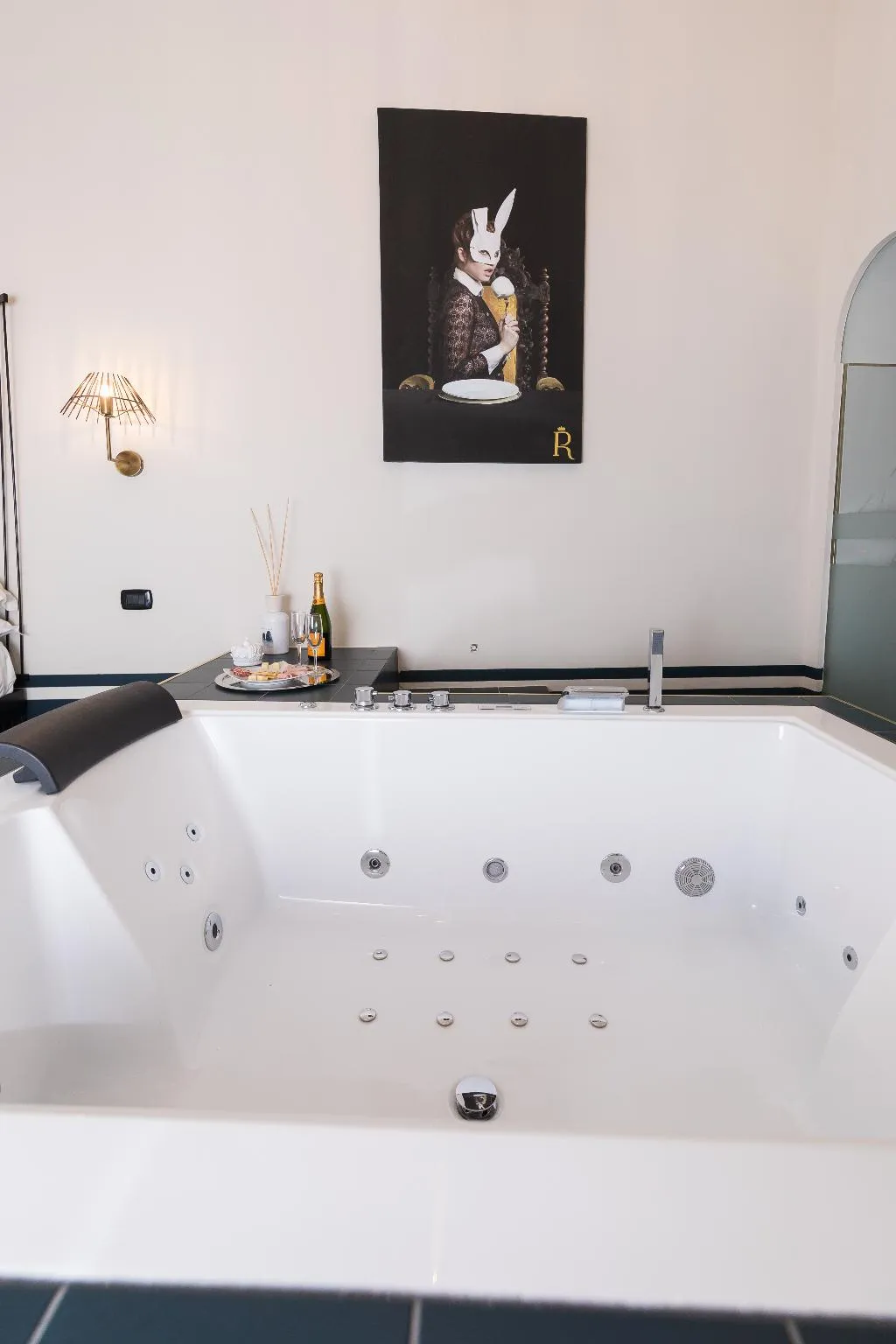 SUITE WITH JACUZZI Room, Il salotto della regina, Naples