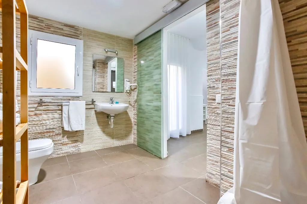 TRIPLE STANDARD Room, Laramond Barcelona Rooms, Barcelona