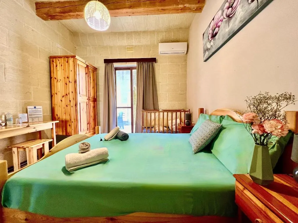 Room, Grotto's Paradise B&B, Gozo