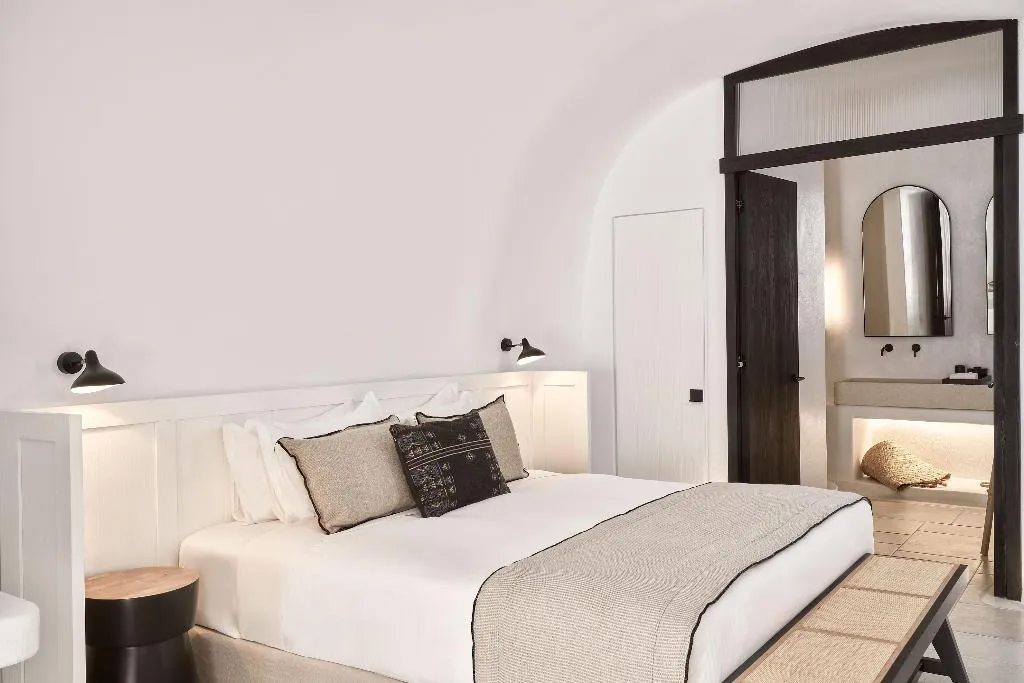 SUITE DELUXE WITH PRIVATE POOL Room, Charisma Suites, Santorini