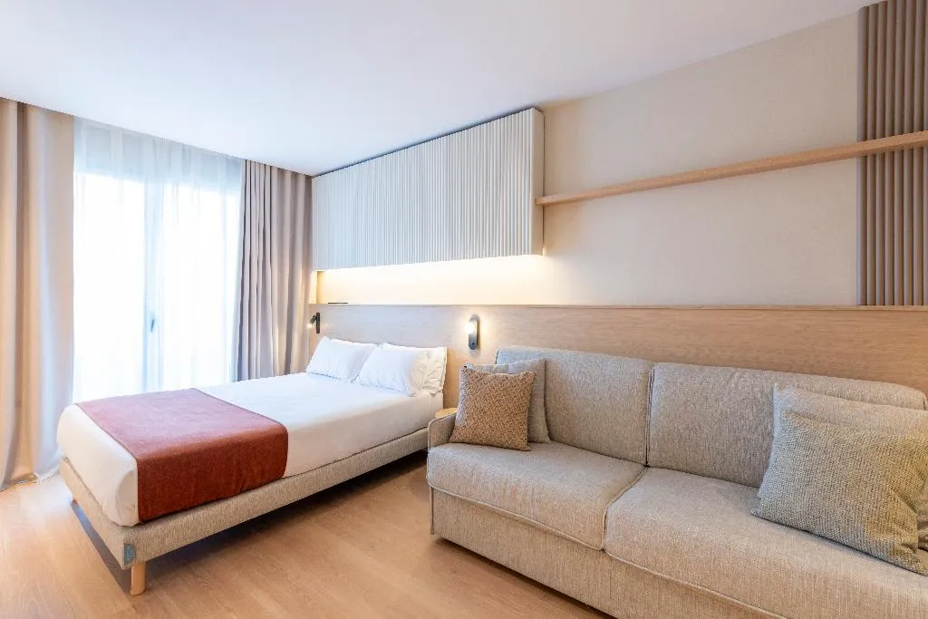 QUADRUPLE SUPERIOR Room, Aparthotel Atenea Calabria, Barcelona