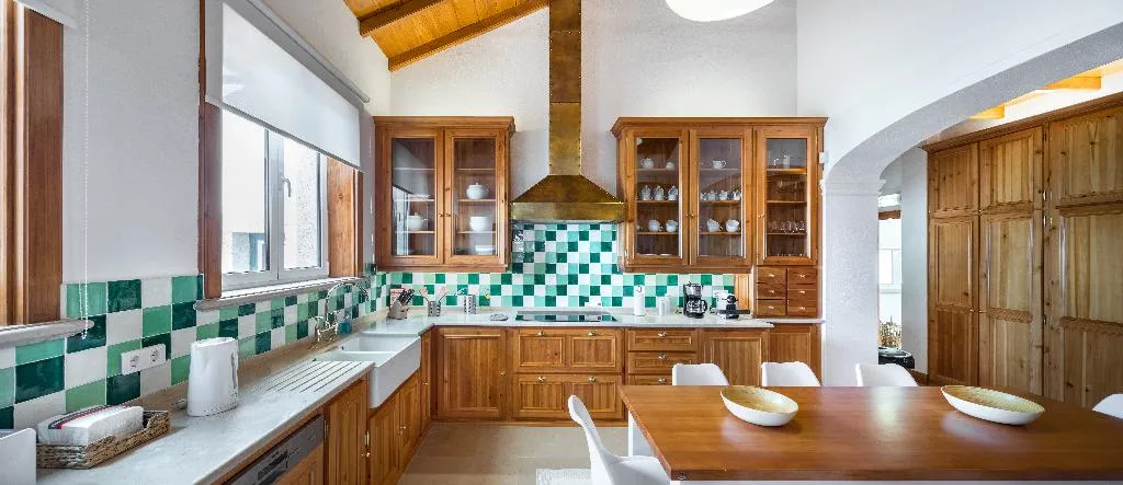 VILLA SEVEN BEDROOMS WITH PRIVATE POOL Room, Shantivillas, Algarve