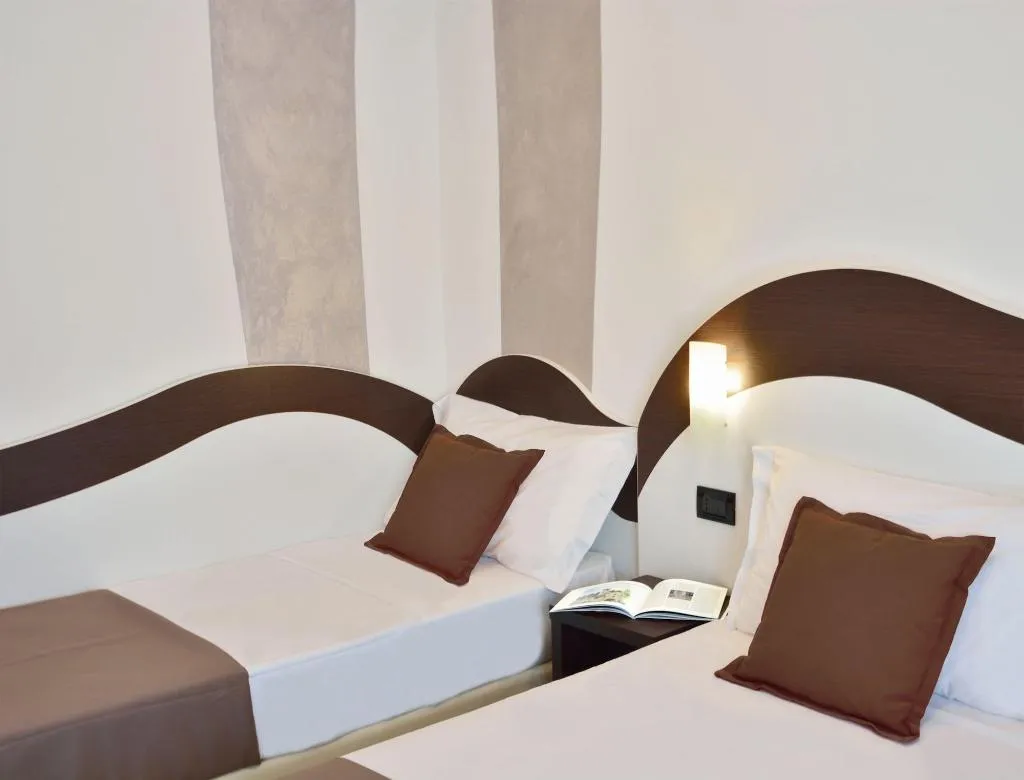 Room, Luxor Florence, Florence
