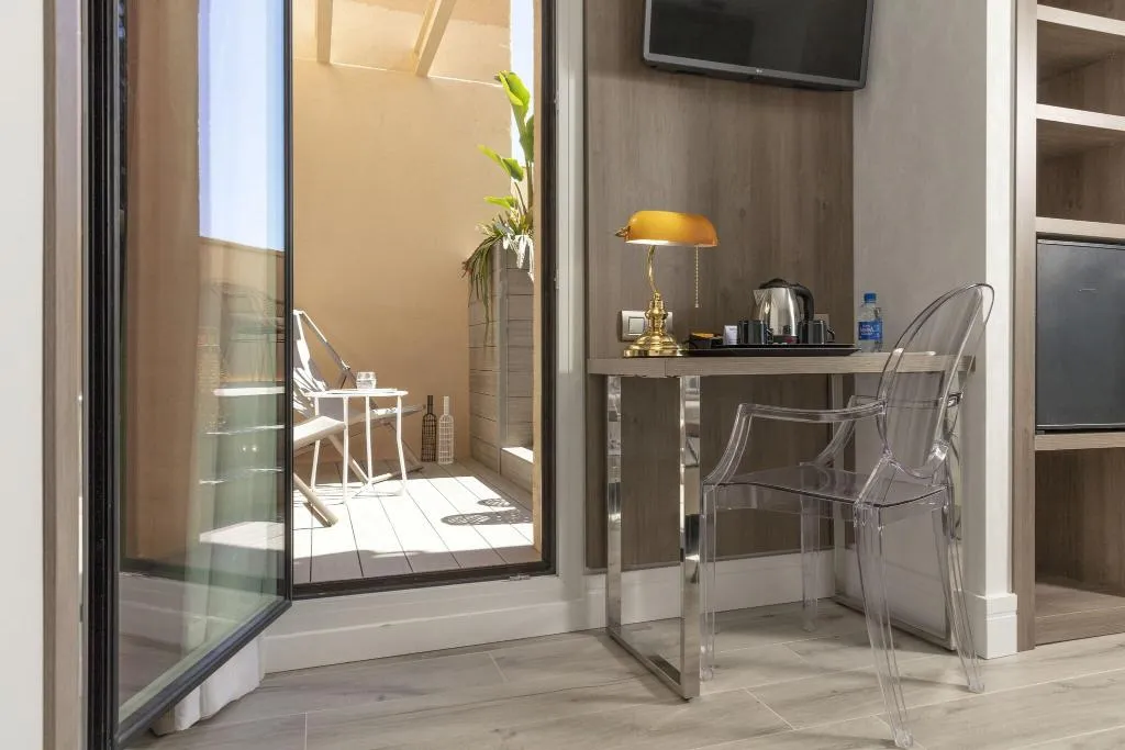 Room, Oasis, Barcelona