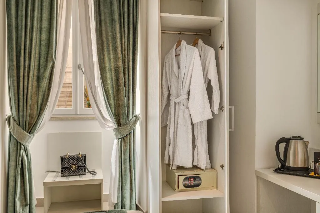 DOUBLE SUPERIOR Room, Trevi Palace Hotel, Rome