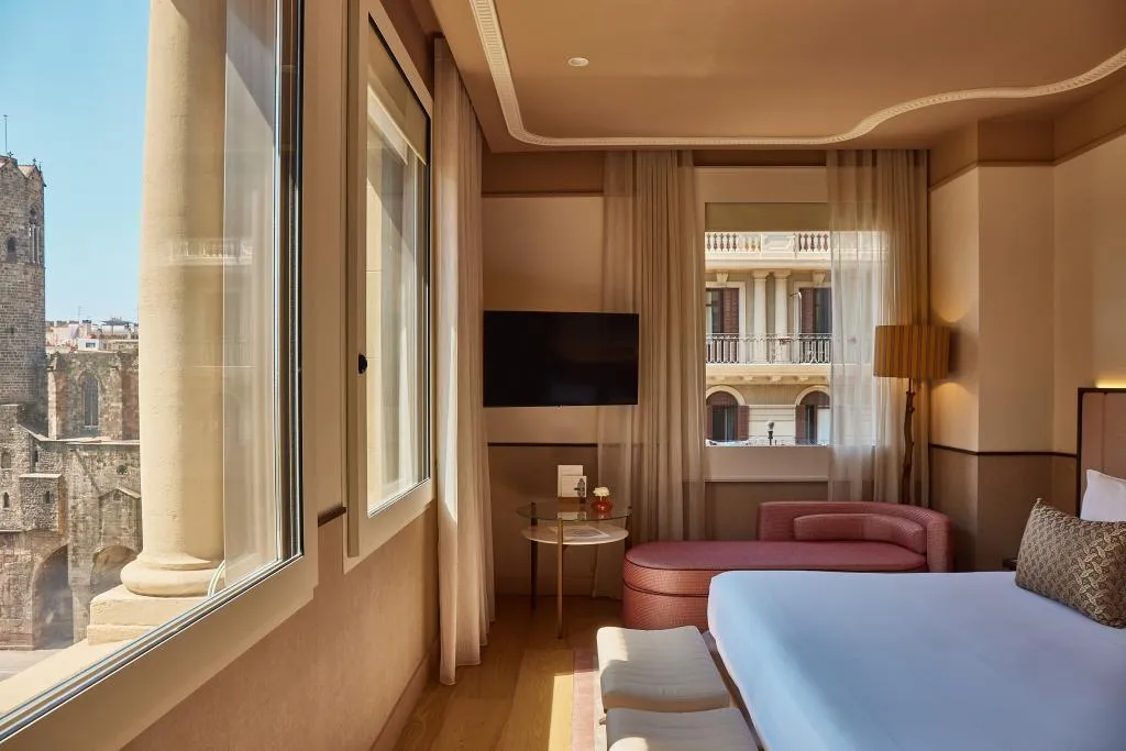 DOUBLE SINGLE USE DELUXE WITH VIEWS Room, Grand Hotel Central, Barcelona