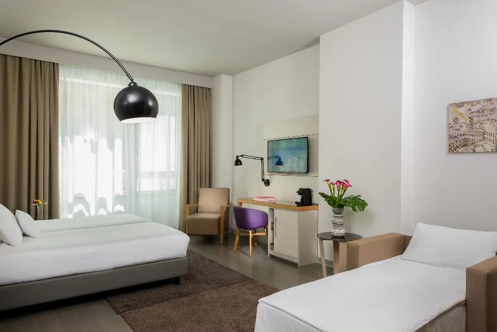 TRIPLE DELUXE Room, NYX Hotel Milan by Leonardo Hotels, Milan
