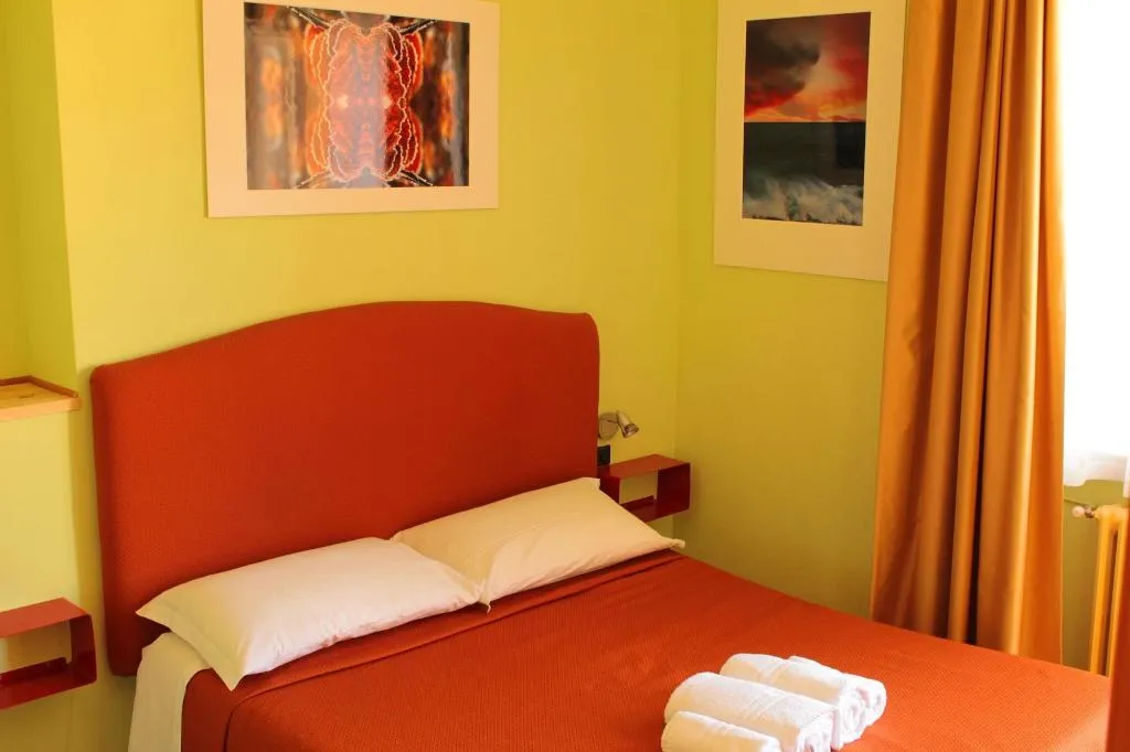 Room, Colosseoinn, Naples