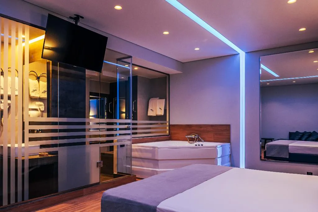 SUITE WITH JACUZZI Room, Pines, Athens