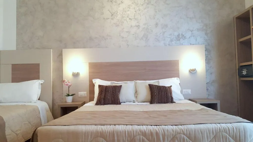 Room, Luxor Florence, Florence