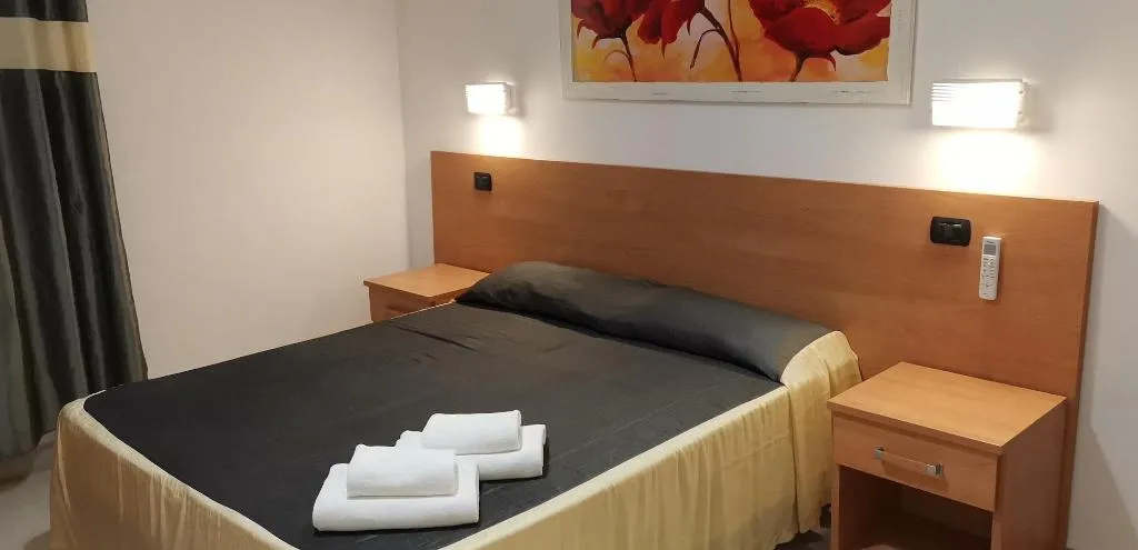 Room, Angelica, Naples