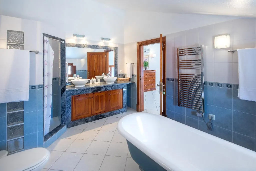 VILLA THREE BEDROOMS Room, Shantivillas, Algarve