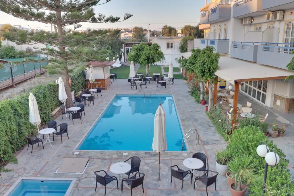 Pool, Marirena, Crete