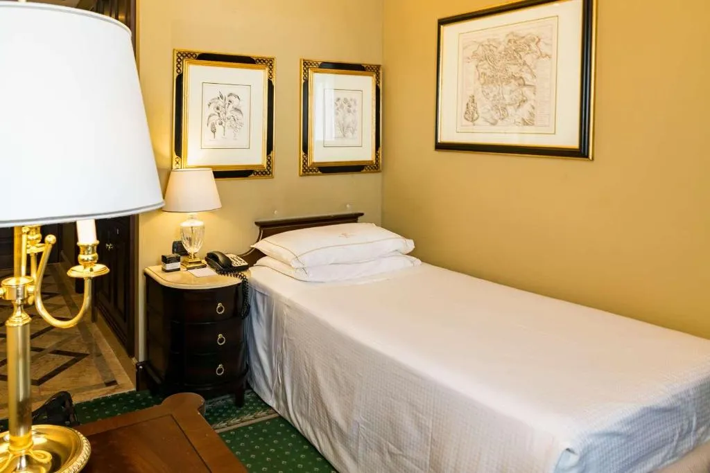 Room, River Chateau, Rome