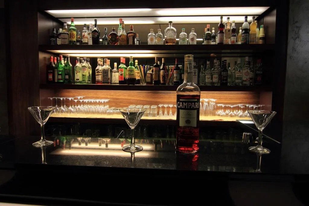 Bar, Metro, Milan