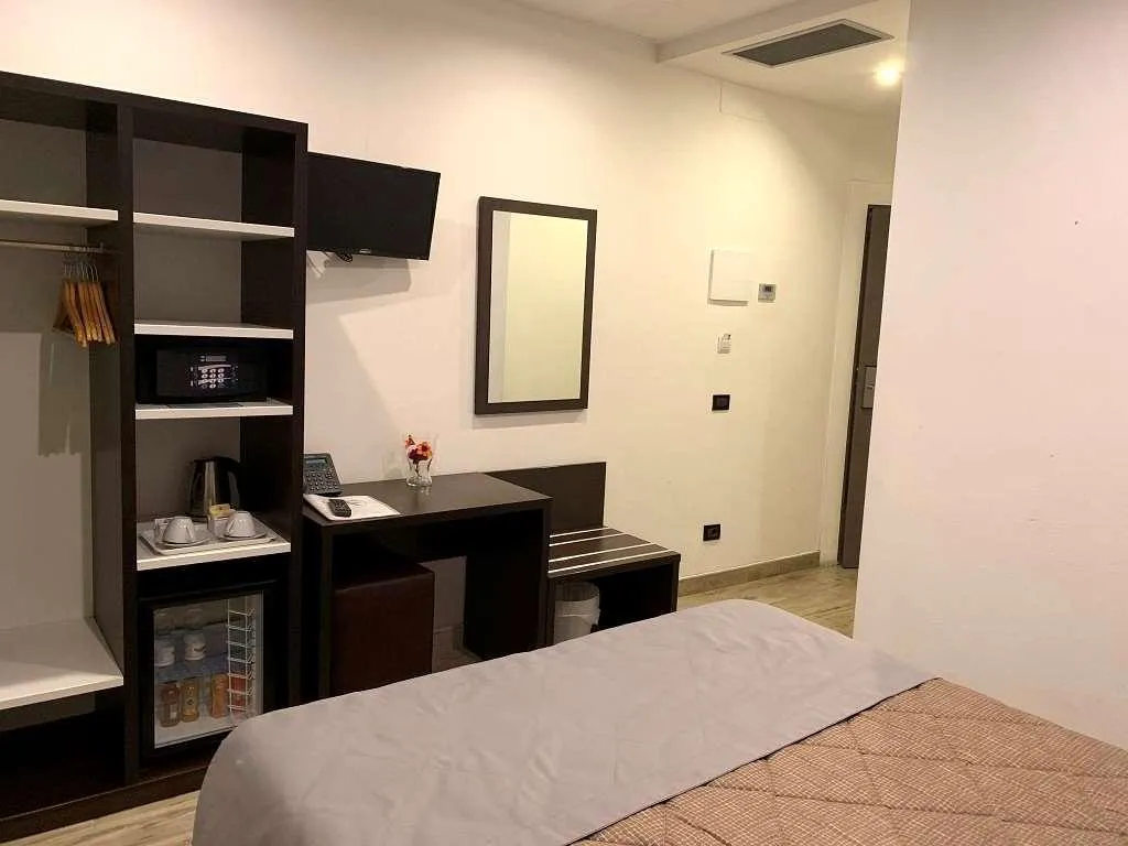 Room, Luxor Florence, Florence