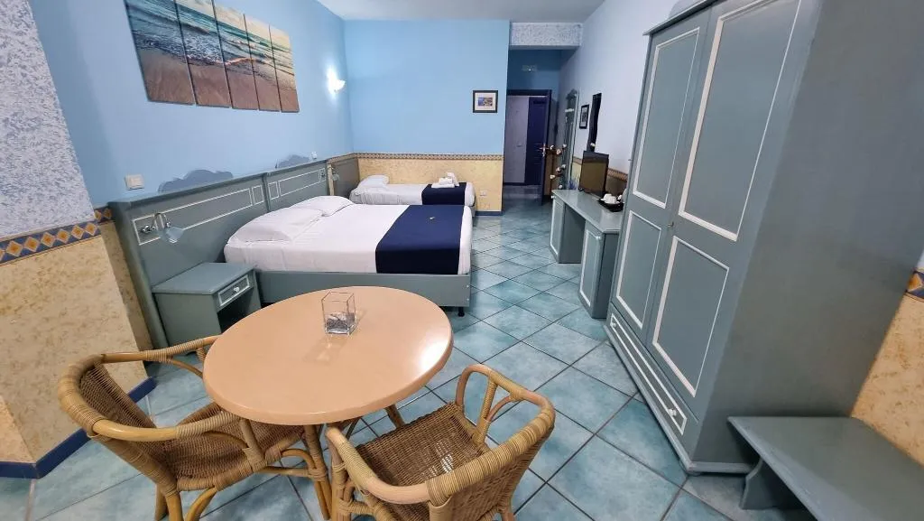 QUADRUPLE KING SIZE BED Room, Hotel Polo Nautico, Naples