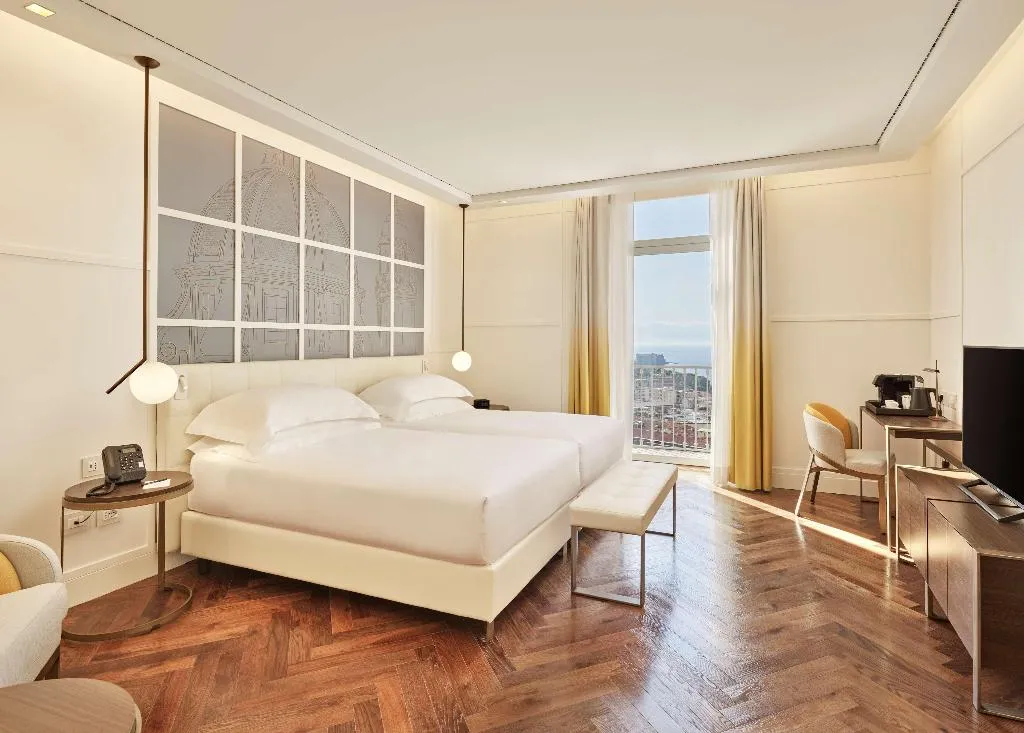 TWIN DELUXE SEA VIEW Room, de Bonart Naples-Curio Collection by Hilton, Naples