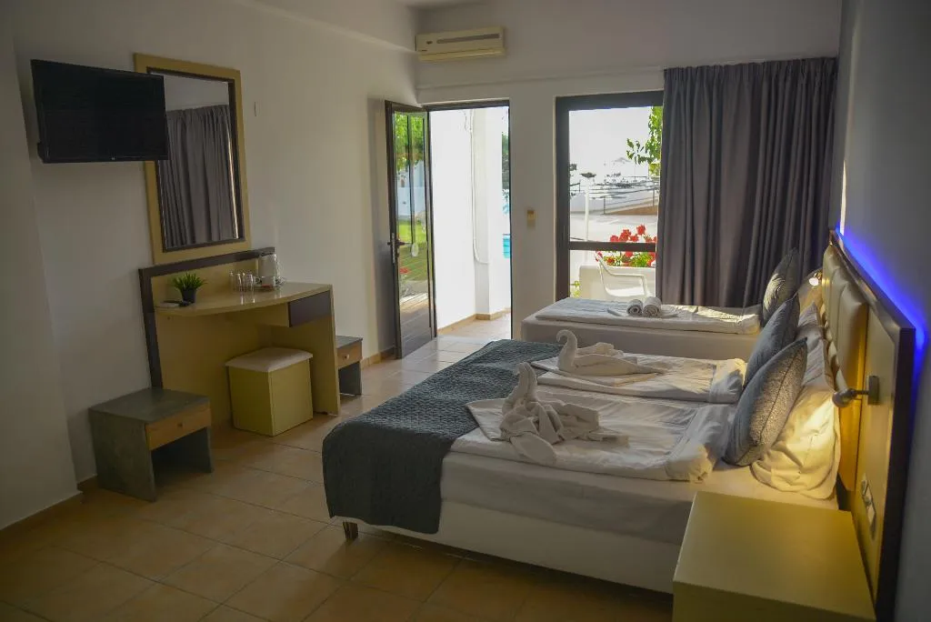 TRIPLE SUPERIOR TWO DOUBLE BEDS Room, Sunset Paradise, Crete