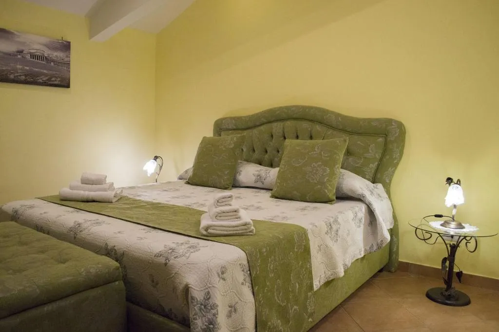 Room, La Gemma, Naples