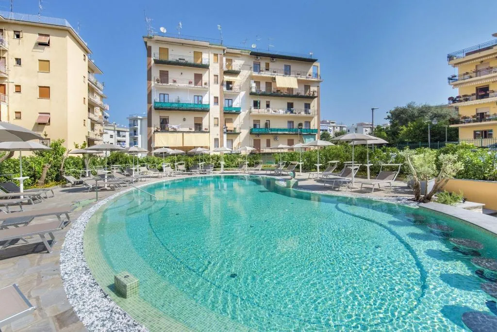 Pool, Leone, Naples