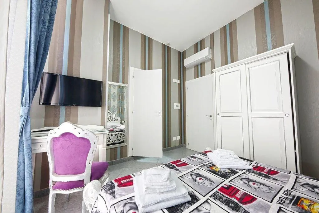 Room, New Sayonara, Naples