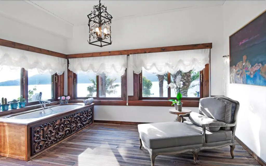Room, Sabrina's Haus, Dalaman