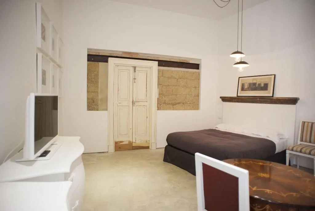Room, Belledonne Suite & Gallery, Naples