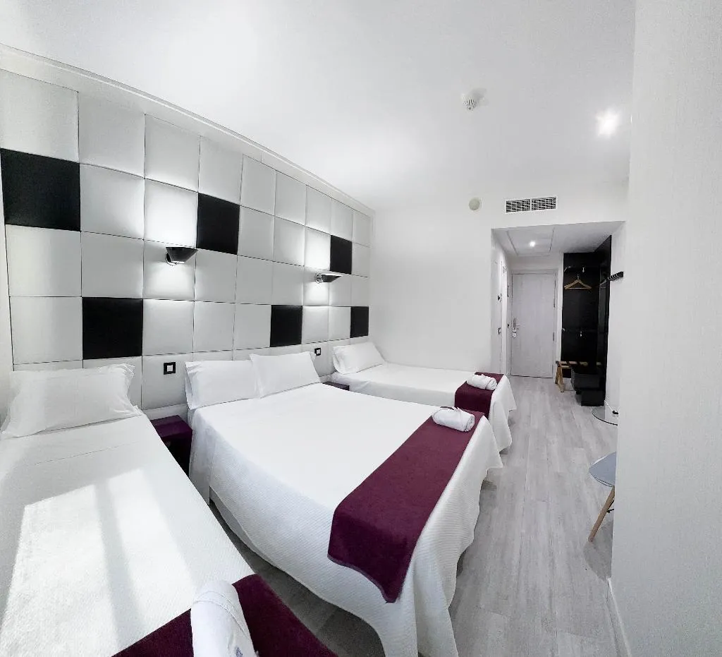 TRIPLE STANDARD Room, Avenida de España, Madrid