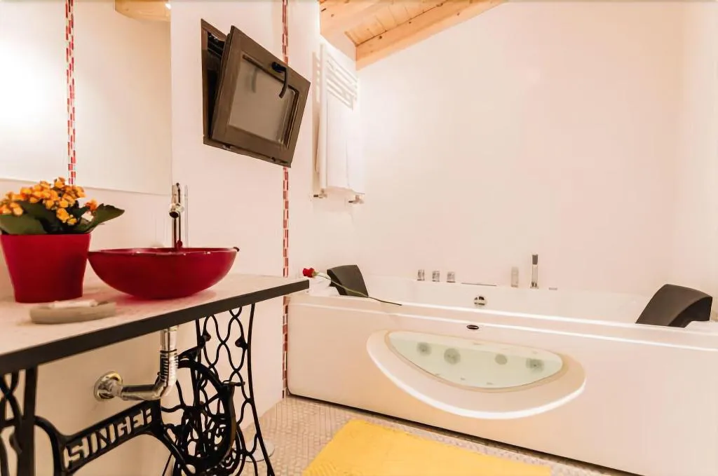 Room, Huerto San Antonio, Madrid