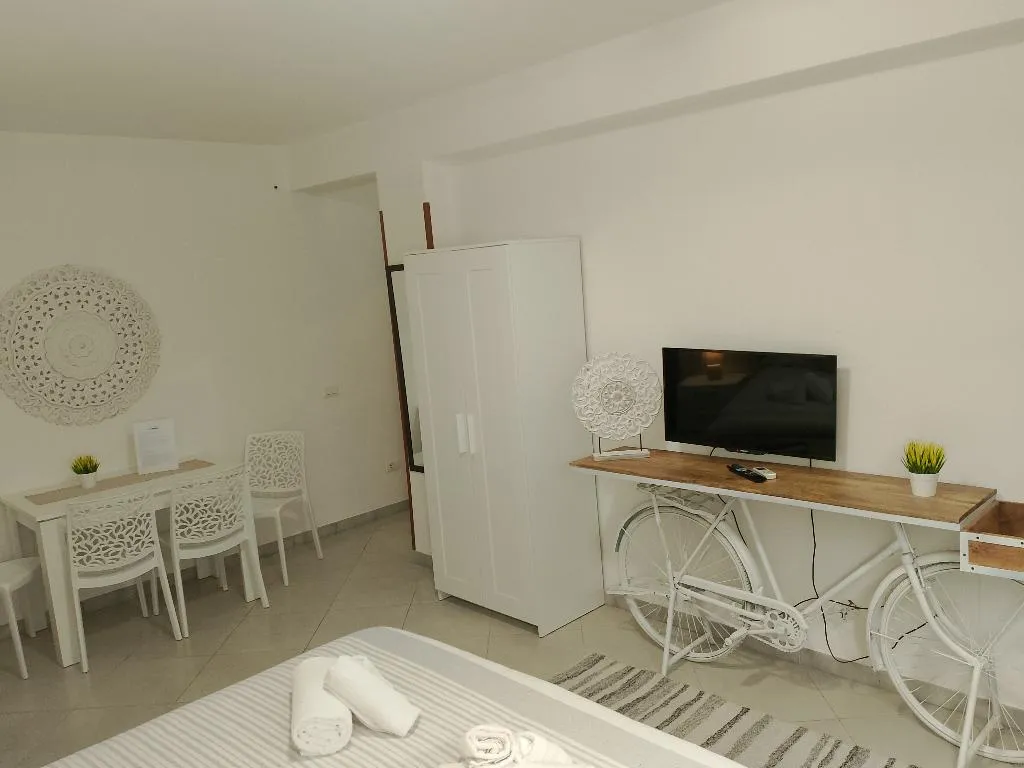 FAMILY ROOM TWO BEDROOMS ONE BATHROOM Room, Signorino Eco Resort & spa, Palermo