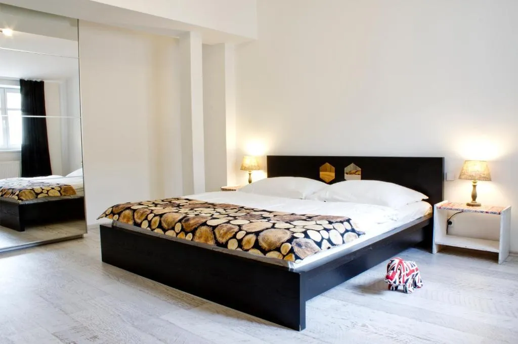 APARTMENT CAPACITY 6 Room, Royal Court Legerova, Prague